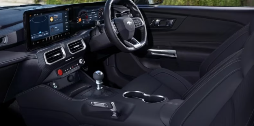 Mustang Dark Horse interior